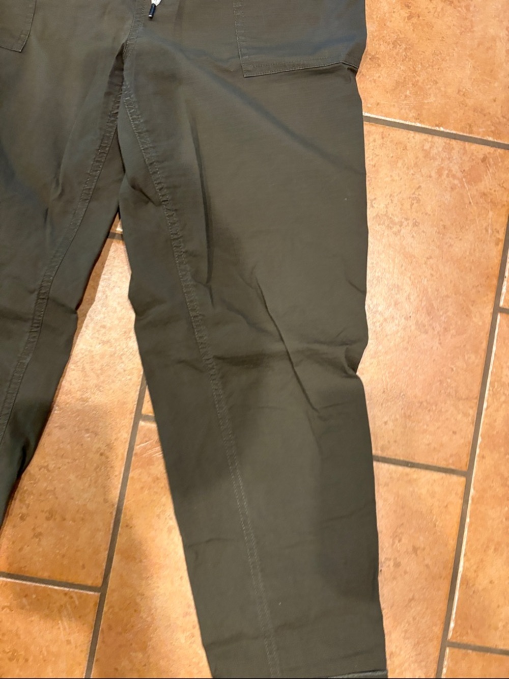 Vuori Olive Cropped Drawstring Pants - Picture 3 of 14